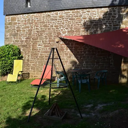 Dans La Campagne Bretonne - Le Jardin De Devant *